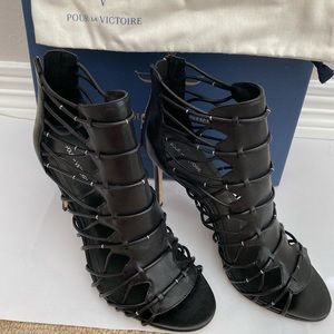 Pour La Victoire black leather sandal